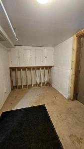 ein leeres Zimmer mit weißen Wänden und einer Decke in der Unterkunft Waterfront Vacation Rental for Two Guests near Ohiopyle State Park, Pennsylvania in Confluence + 12 Fotos