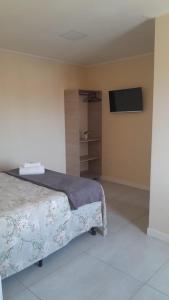 Μια τηλεόραση ή/και κέντρο ψυχαγωγίας στο Pousada Canoa dos Anjos suítes