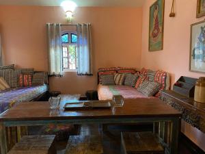 un salon avec un canapé et une table dans l'établissement Anjuna Hideout, à Anjuna