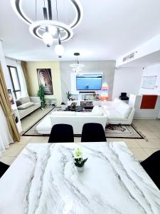 TV a/nebo společenská místnost v ubytování Bed space Available in Luxury Apartment