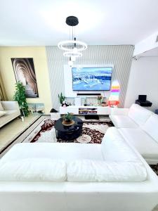 Postel nebo postele na pokoji v ubytování Bed space Available in Luxury Apartment