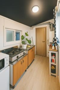 Kuchyň nebo kuchyňský kout v ubytování Isu Art Retreat 이수 아트 리트릿