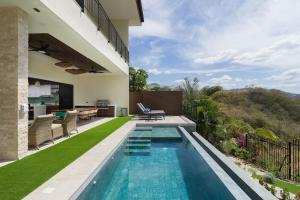 Πισίνα στο ή κοντά στο Luxury Ocean View Villa