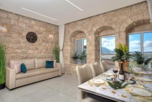 Χώρος καθιστικού στο Mountain Top Views -201- נופי פסגות