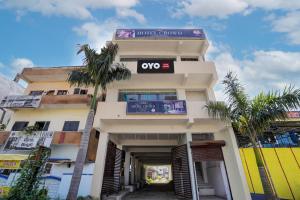 DurgにあるHOTEL O CROWDの上に看板がある建物