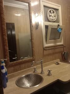 Un baño de شارع طيبة متفرع من جامعة الدول 10 fotos más