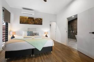 Balinese Style Villa With Bionized Pool في Bayview Heights: غرفة نوم بها سرير كبير وحمام +28 صورة