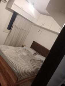 Una cama o camas en una habitación de شارع طيبة متفرع من جامعة الدول