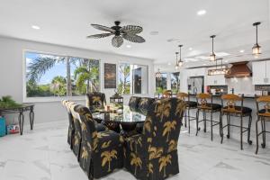 YbelSeashell Paradise on Sanibel Island的有两把椅子和一张桌子的客厅