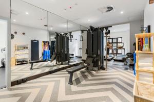 Fitness centrum a/nebo fitness zařízení v ubytování Luxury 2BR Apartment on Albert