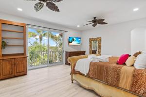 YbelSeashell Paradise on Sanibel Island的一间带床和阳台的卧室