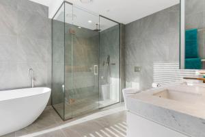 Koupelna v ubytování Luxury 2BR Apartment on Albert + 28 fotografií