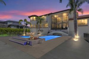 YbelSeashell Paradise on Sanibel Island的一栋前面有游泳池的大房子