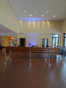 ドミンゴス・マルチンスにあるApart Vista Azul - Conforto com a vista para a mata de pinheirosの中央にベンチがある法廷 +39枚の写真