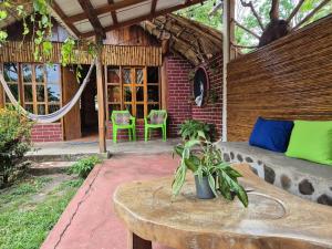 BalgueTierra de Sol的一个有桌子和椅子的露台和一栋建筑