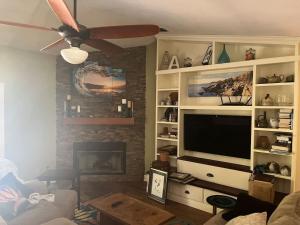 Μια τηλεόραση ή/και κέντρο ψυχαγωγίας στο Hawaiian Coffee Hale