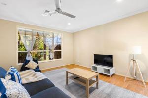 TV a/nebo společenská místnost v ubytování 4BR Bayside Retreat w Pool Walk to Waterfront - 3 Carolena