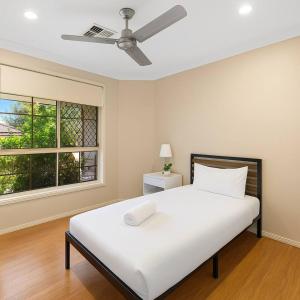 Postel nebo postele na pokoji v ubytování 4BR Bayside Retreat w Pool Walk to Waterfront - 3 Carolena