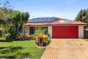 Zahrada ubytování 4BR Bayside Retreat w Pool Walk to Waterfront - 3 Carolena