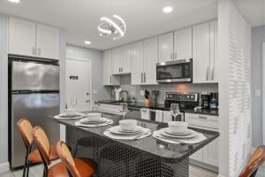 Nhà bếp/bếp nhỏ tại Modern Escape Near Lake Eola and Downtown Orlando +9 ảnh