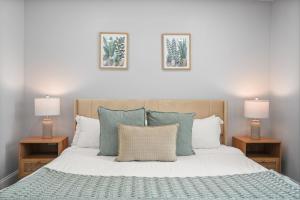 Giường trong phòng chung tại Modern Escape Near Lake Eola and Downtown Orlando