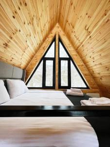 梅斯蒂亚WinterFell Mestia的卧室设有木制天花板上的大窗户