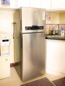 - un réfrigérateur en acier inoxydable dans la cuisine dans l'établissement Trendy Studio at Avida Riala It Park, à Mabolo