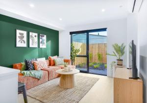 Μια τηλεόραση ή/και κέντρο ψυχαγωγίας στο Brand New, King-Bed, Central City -By KOSH