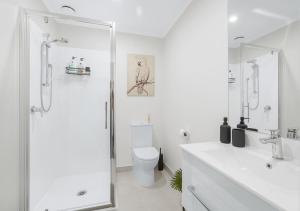 Ένα μπάνιο στο Brand New, King-Bed, Central City -By KOSH +22 φωτογραφίες