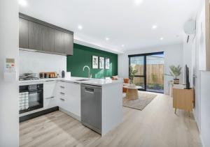 Η κουζίνα ή μικρή κουζίνα στο Brand New, King-Bed, Central City -By KOSH