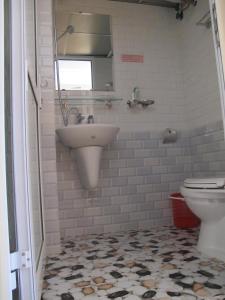 een badkamer met een wastafel en een toilet bij Sapa Backpacker Hostel in Sa Pa