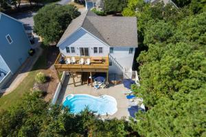 una vista aérea de una casa con piscina en Tee Dreams - C0432, en Sanderling