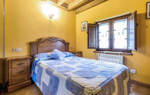 ein Schlafzimmer mit großem Bett und Fenster in der Unterkunft Casa Enacantadora en TresCares Junto a Ruta de el Cares y Picos de Europa in Oceño