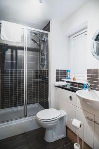 une salle de bain avec toilettes, douche et lavabo dans l'établissement Modern 2-Bed Near Braehead, à Renfrew 15 autres photos