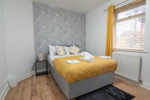 une chambre avec un lit avec des serviettes dessus dans l'établissement Stylish 2BR in Renfrew, à Renfrew