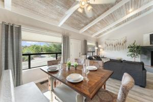 ein Esszimmer und ein Wohnzimmer mit Tisch und Stühlen in der Unterkunft 2BR Sedona Escape with Workspace and Pool Access in Sedona
