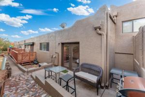 eine Terrasse eines Hauses mit Stühlen und einem Tisch in der Unterkunft 2BR Sedona Escape with Workspace and Pool Access in Sedona