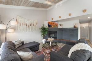 ein Wohnzimmer mit zwei Sofas und einem Kamin in der Unterkunft 2BR Sedona Escape with Workspace and Pool Access in Sedona