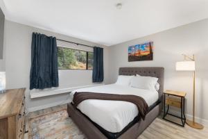 ein Schlafzimmer mit einem Bett und einem Fenster in der Unterkunft 2BR Sedona Escape with Workspace and Pool Access in Sedona