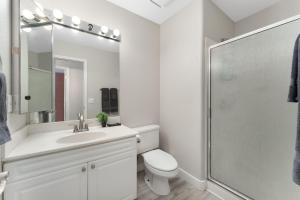 ein Badezimmer mit Toilette, Waschbecken und Dusche in der Unterkunft 2BR Sedona Escape with Workspace and Pool Access in Sedona + 22 Fotos