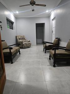 Apartment 33 في خليج ريتشاردز: غرفة انتظار مع كراسي ومروحة سقف +صورتان