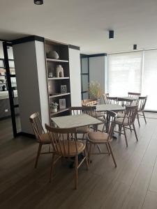 eine Gruppe von Tischen und Stühlen in einem Raum in der Unterkunft Departamento completo in Iquique