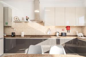 Kuchyň nebo kuchyňský kout v ubytování Villa Mirage - by Madeira To Stay