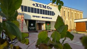 een gebouw met een uithangbord aan de zijkant bij Amiriy hostel in Bukhara