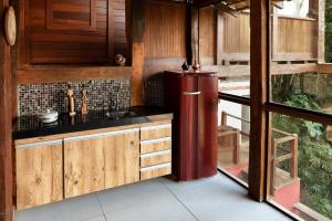 Kuchyň nebo kuchyňský kout v ubytování Casa Raul Macacos Suíte