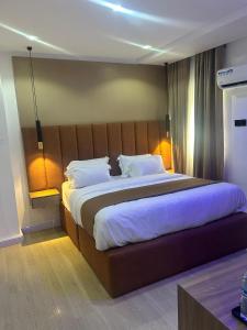 En eller flere senge i et værelse på OPULENT OASIS Hotel and Apartments + 24 billeder