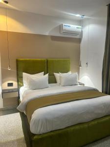 Postel nebo postele na pokoji v ubytování OPULENT OASIS Hotel and Apartments + 12 fotografií