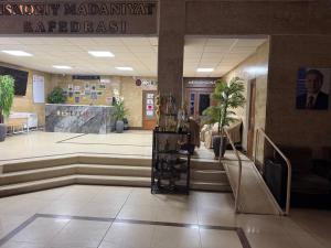 een lobby van een winkelcentrum met trappen in een gebouw bij Amiriy hostel in Bukhara