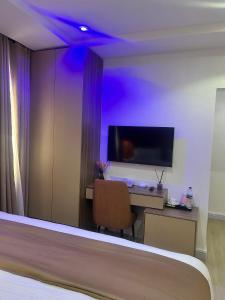 TV a/nebo společenská místnost v ubytování OPULENT OASIS Hotel and Apartments