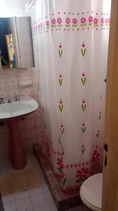 Et badeværelse på Depto San Bernardo céntrico2 + 10 billeder